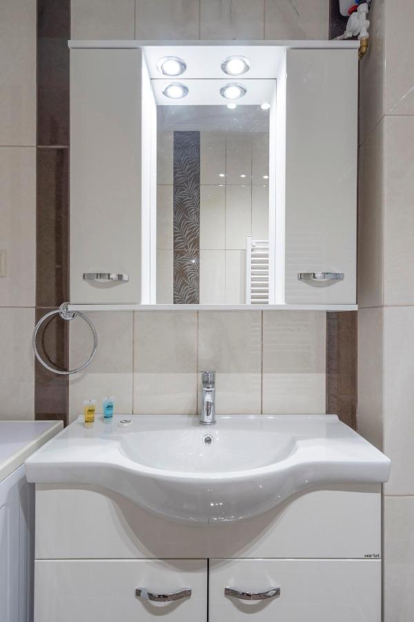 2 Bedroom Renovated Apartment With A View Athens Exterior photo
